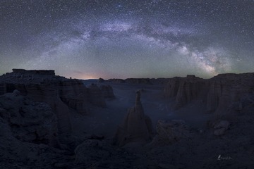 山川古今，旷野星河