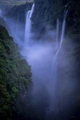 天河山间过，满崖千千年