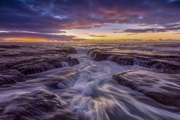 霞红易衰，水流无限