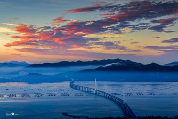 一桥跨海通，朝雾沉山白
