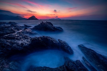 雌霓云端下，雄风海上来