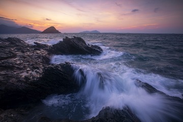 烟轻云薄有无间，翠浪丝丝海天远