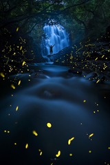 萤飘碎火流，练飞千仞直