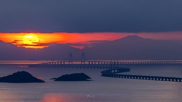 云低三伏，潮白大江 - 珠海港珠澳大桥