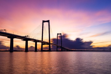 江上飞虹，浮云与齐