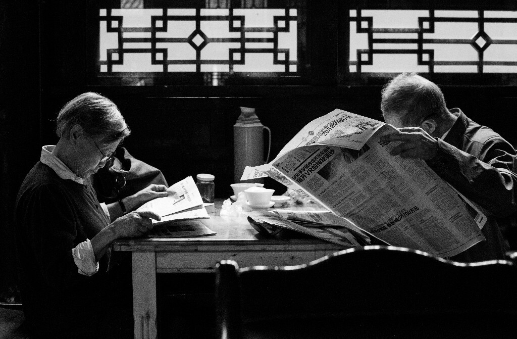 和一棵树坐在一起，他不嫌弃我<br />
我想抱抱他，他也不拒绝<br />
我们熟悉彼此的名字和习性<br />
却只是笑一笑，并不大声说出来
