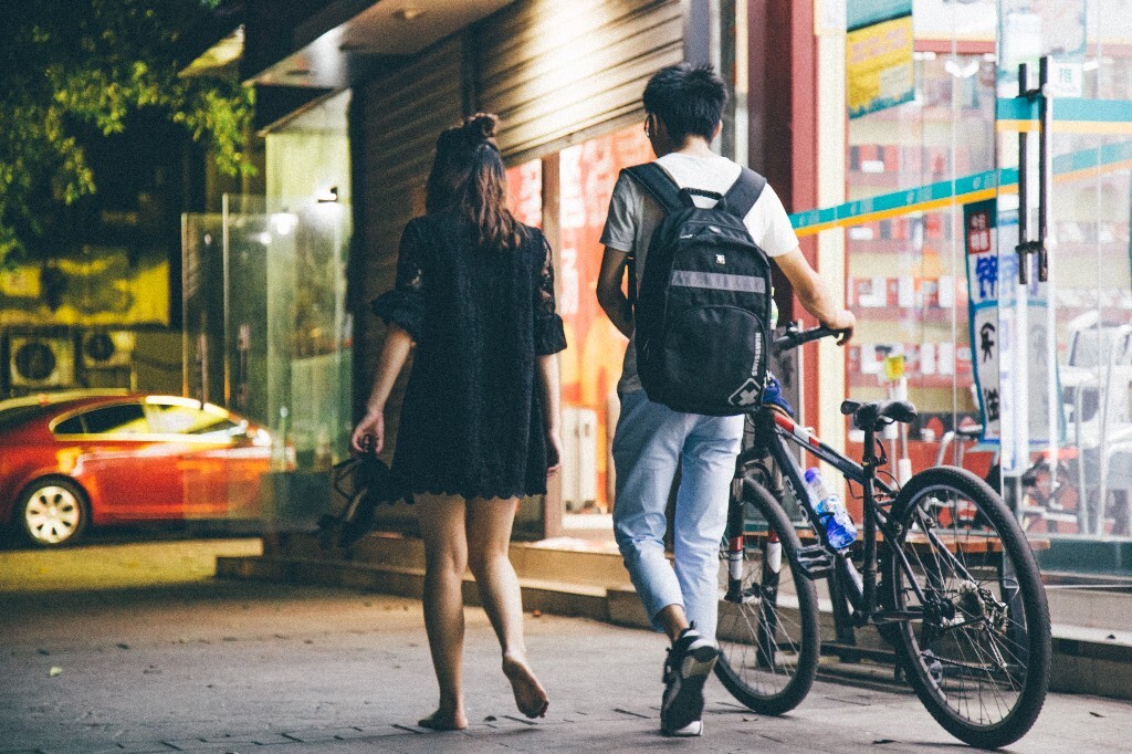 爱上你<br />
便爱上了这座城市<br />
光脚同行<br />
只为了走得慢一些陪你