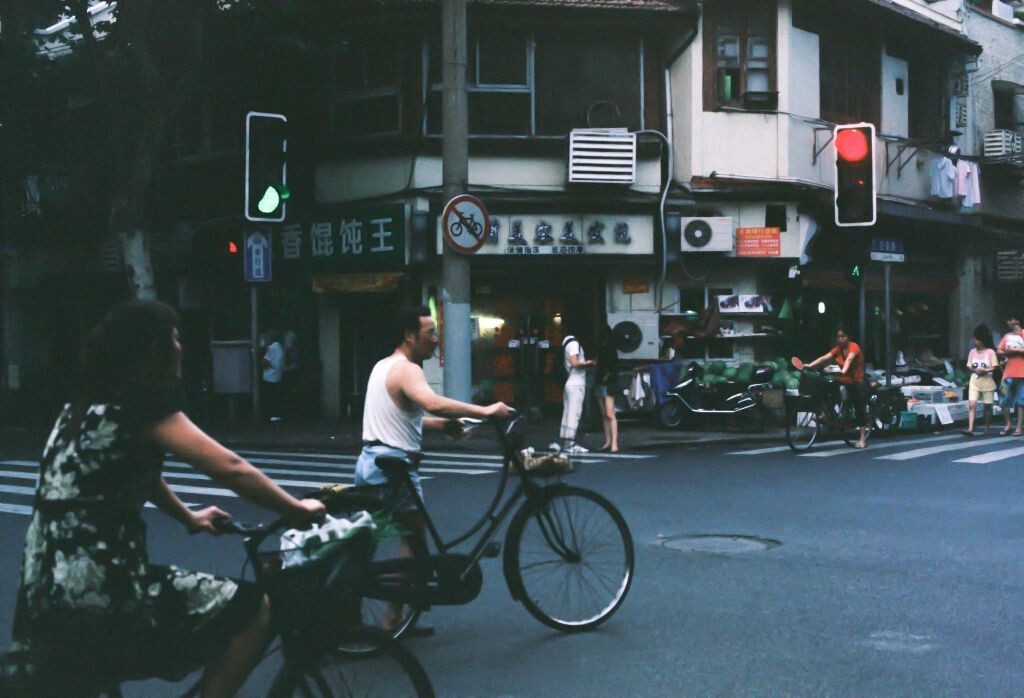 走在陌生城市里的旧式街道<br />
充满世俗的气息<br />
辗转迷途<br />
一人行走<br />
感谢一路遇到的温暖的路人