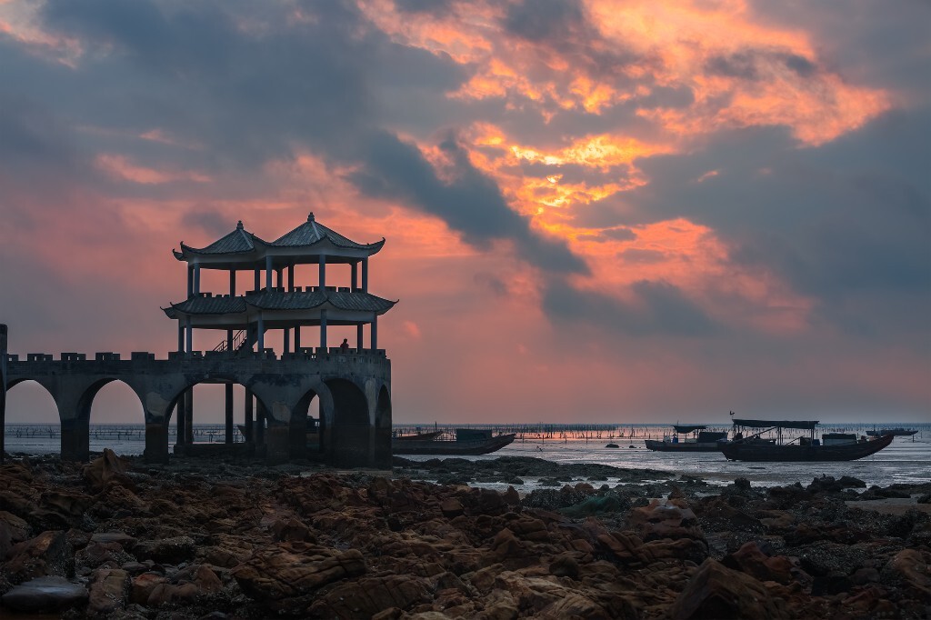 太阳出来的一瞬间，只听见周围咔咔咔卡的快门声，等待的人等得太久了