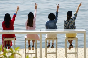 4.观景台上的摆手Pose