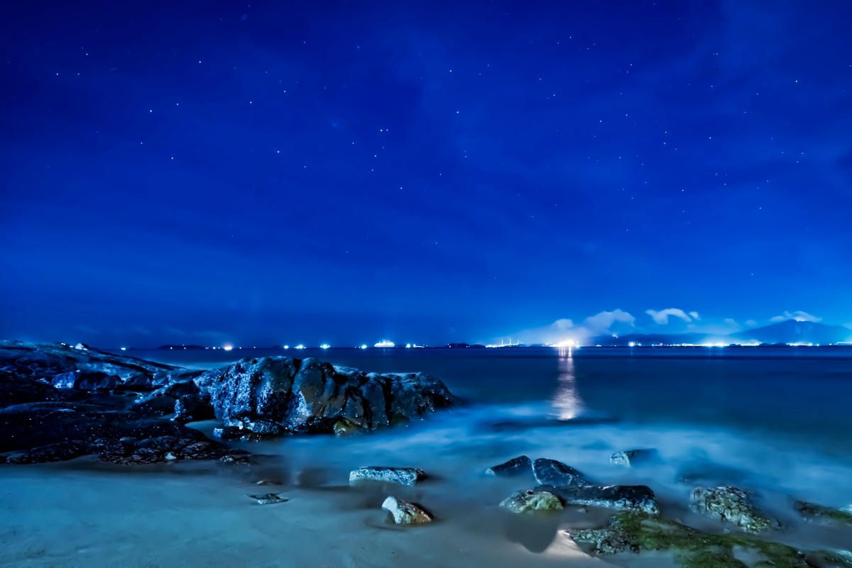 海岸线上的夜景