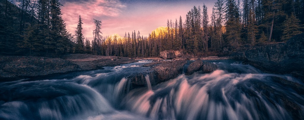 Natural Bridge Fall<br />
<br />
TS-E 173张包围曝光x3张接片共9张合成<br />
<br />
开启像卡哥一样的暗黑模式<br />
另外谢谢卡哥和索尼阿尔法指导