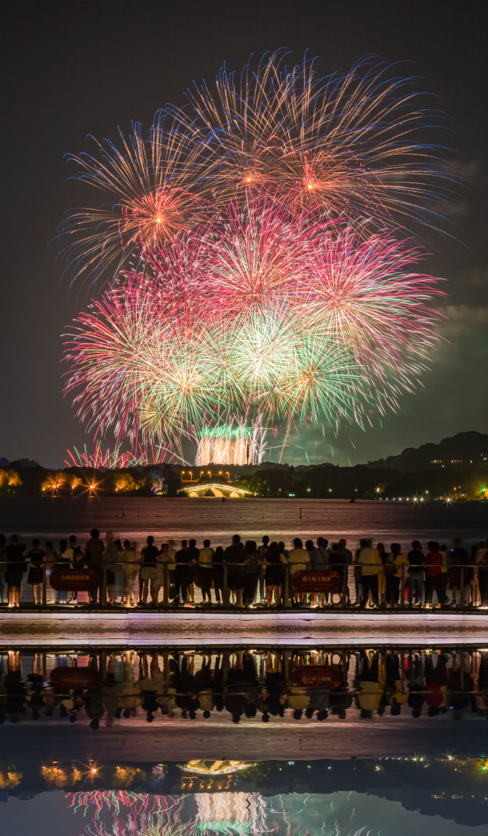 2021年9月24日江苏省无锡市太湖鼋头渚风景区中秋节烟花盛宴吸引大量