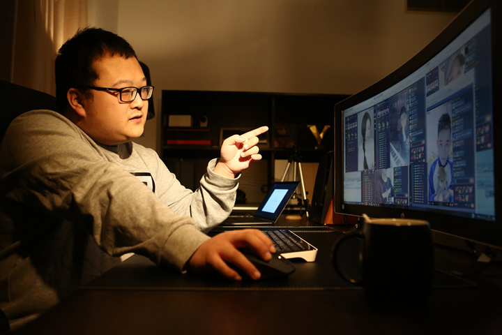 9,运营副总监罗宇航主要负责公司线上业务,这是他在观看旗下的主播