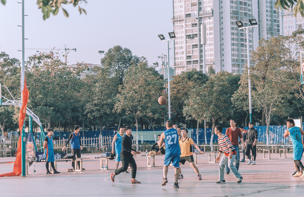 午后篮球场上的半场散队小比赛