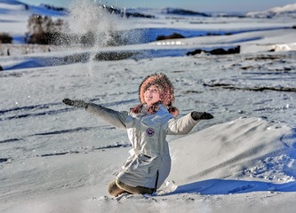 玩雪的美女