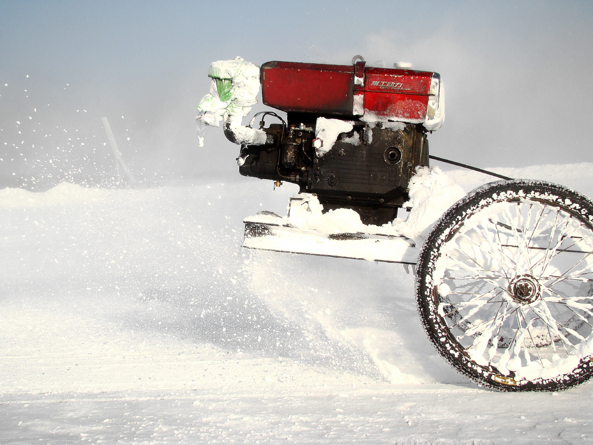 3,	切割机刀片磨出的白色冰花,正好与柴油机的黑,形成一种鲜明的强烈