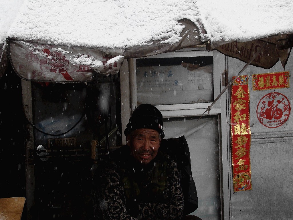 谈及这一话题,王大爷似乎有些遗憾。自行车作为一种代步工具,随着人们物质生活水平的不断提高,如今已渐渐淡出人们的视野。即便尚有小部分坚持骑行,也都是些老年人或自行车运动爱好者,这就意味着单车修理市场的前景,未来并不怎么乐观。图为2016年3月5日,王大爷在风雪中静静地等待。