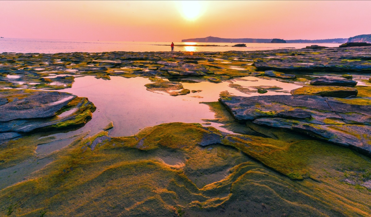夕阳下的五彩滩