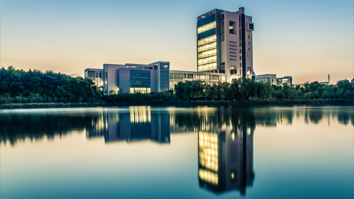 拍摄于南昌大学前湖校区,在湖边喂了几小时蚊子.