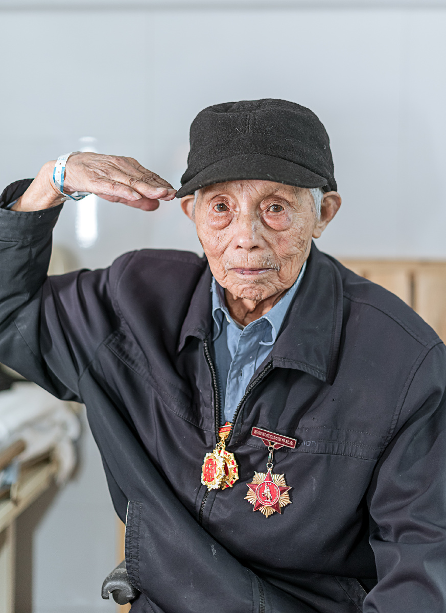 2021年10月12日参加"重阳敬老,记录幸福笑脸"拍摄102岁新四军老战士