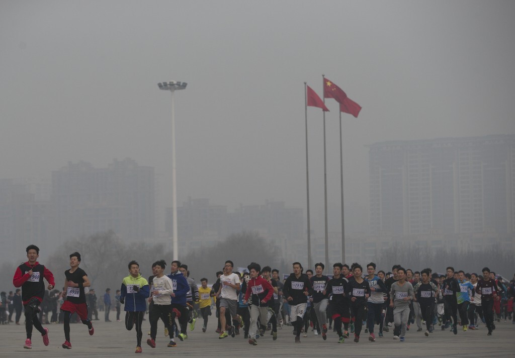 160101，雾霾中，洛阳市元旦“健身”长跑。当日，空气质量指数300，属严重污染。
