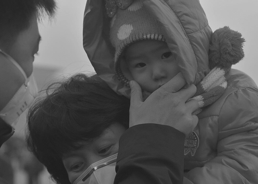 2015年12月19日7.27分,第二次红色预警。天安门广场,这家人领着孩子观看升国旗时给孩子戴口罩,孩子大喊大叫就是不愿戴, 弄得大人着急没有办法。幼小孩子身体还没发育完全,抵抗力比较弱,其受到雾霾的伤害是很大的。