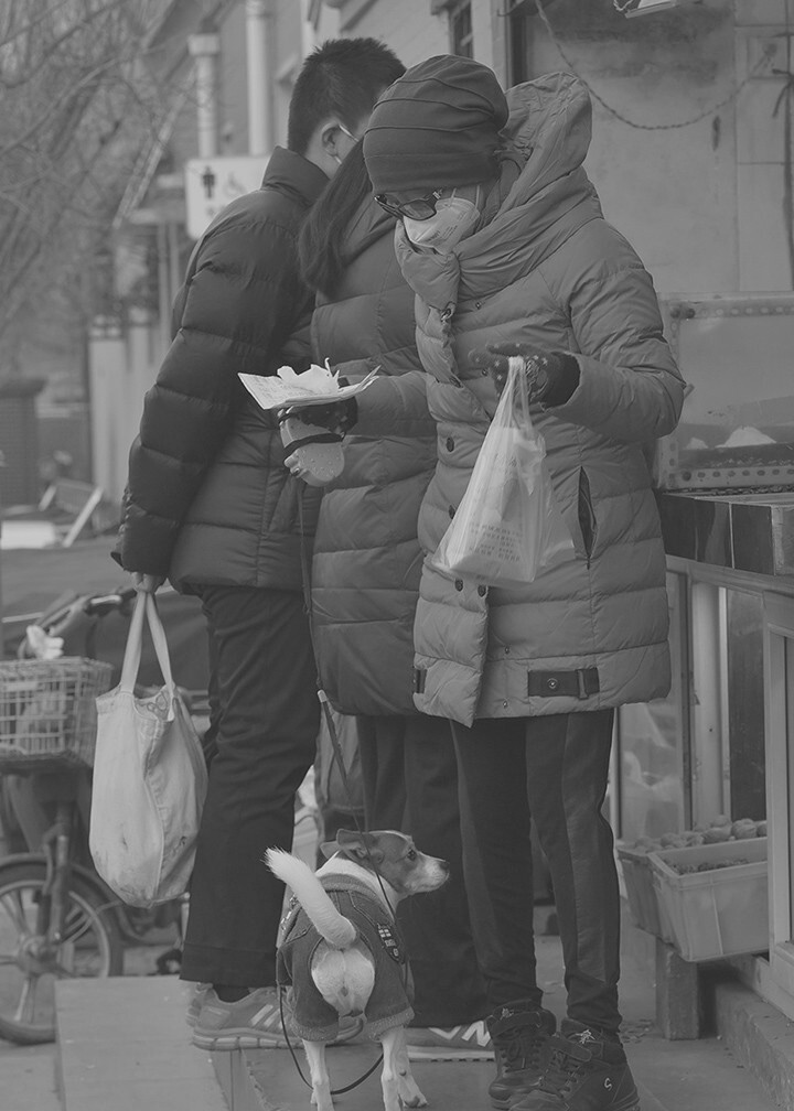 015年12月19日8.51分,第二次红色预警。持续的雾霾让住在南锣鼓巷胡同里居民大都躲在家里不敢出门,莫名其妙的急躁、压抑连做饭都懒了,这位王女说:“我这些日子,特不愿干活,天天出来买饭”