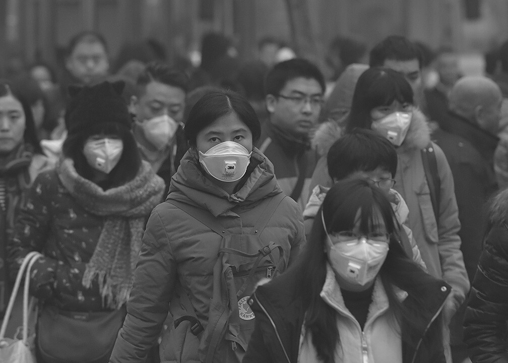 2015年12月8日8.02分,首次红色预警。国贸桥东,来CBD上班的白领们大都住在通州甚至河北燕郊,每天都要挤车赶路,<br />
遇上雾霾极端天气,更要起早贪黑非常辛苦地往返于上下班的路上。