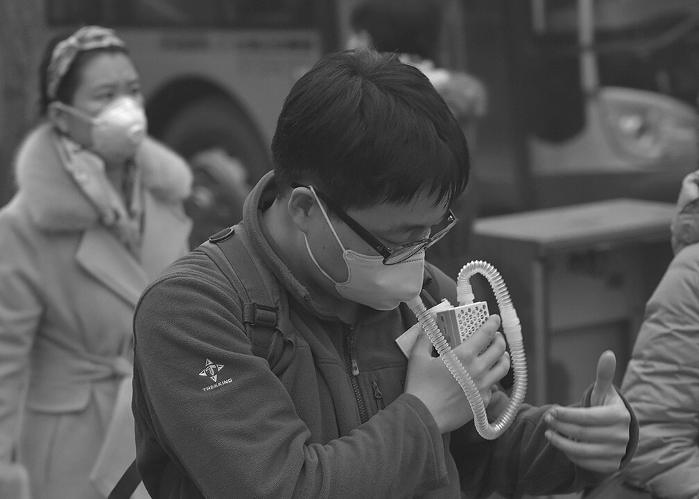 2015年12月8日8.08分,首次红色预警。国贸东,上班人群中,这位小伙子戴的口罩很新颖。面对雾霾,人们无奈地被迫学会保护自己,于是五花八门的防PM2.5口罩应运而生。