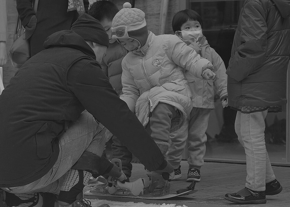2015年12月20日11.39分,第二次红色预警。中小学停课,也有一些家长怕孩子在家太孤单便带着去娱乐场所玩耍。