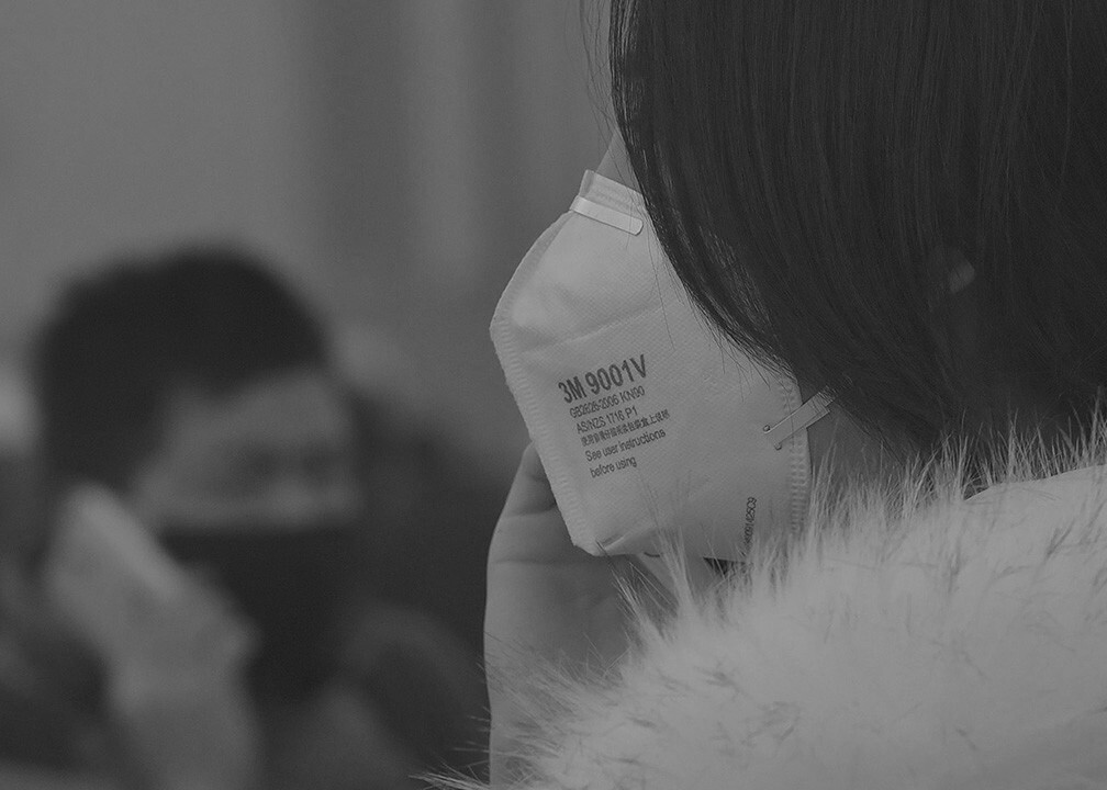 2015年12月19日7.35分,第二次红色预警。戴口罩的女孩在赶路上班,抵抗雾霾,人们将自己的大部分脸包裹在各种材质的口罩中,尽力不让PM2.5过多的进入自己的呼吸道与肺里。
