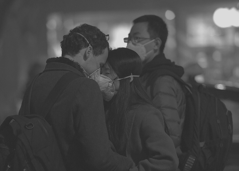 2015年12月22日17.49分,第二次红色预警。体育场东路公交站,一对情侣趁着雾霾缭绕不被人注意时亲昵起来,这一幕在寒冬中更显温暖之情,路旁突然有人说:“中国式亲吻”