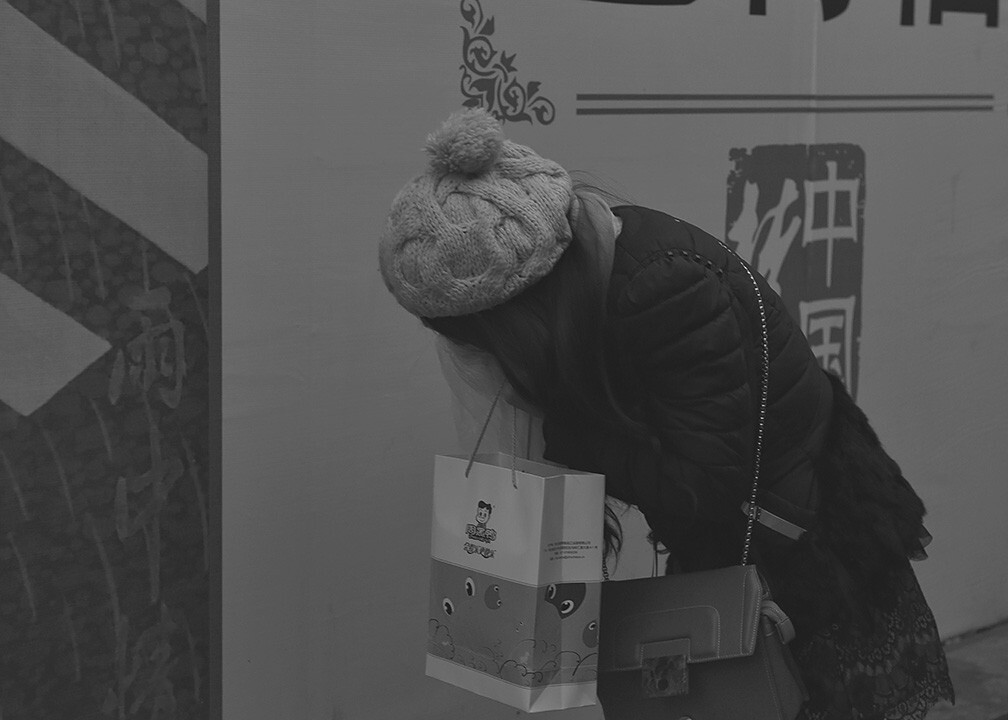 2015年12月8日7.32分,首次红色预警。国贸桥东,上班人群中一位女孩突然感觉不舒服,靠在宣传板旁休息。有关专家说过:“持续的雾霾天气与环境会让人感觉焦虑、压抑和身体不舒服”<br />
<br />
<br />
<br />
<br />
<br />
<br />
<br />
<br />
<br />