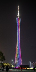 596903
