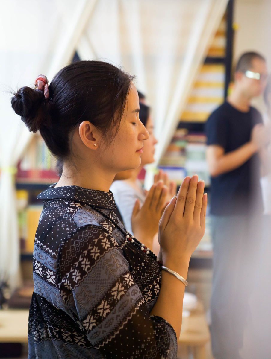 参与"阳光少年夏令营"公益活动前的义工会议,虔诚的发愿尽自己的能力