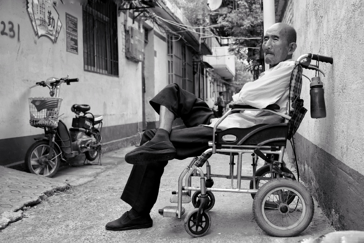 生于1936年,现在八十二岁的李发财老人留着回族人特有的山羊胡显得