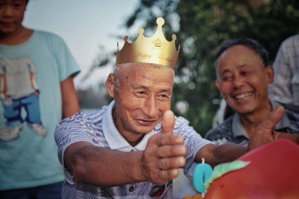 生日:爷爷七十大寿,孙子们为他订了个大大蛋糕,这是他第一次吃生日蛋糕,第一次吹蜡烛。