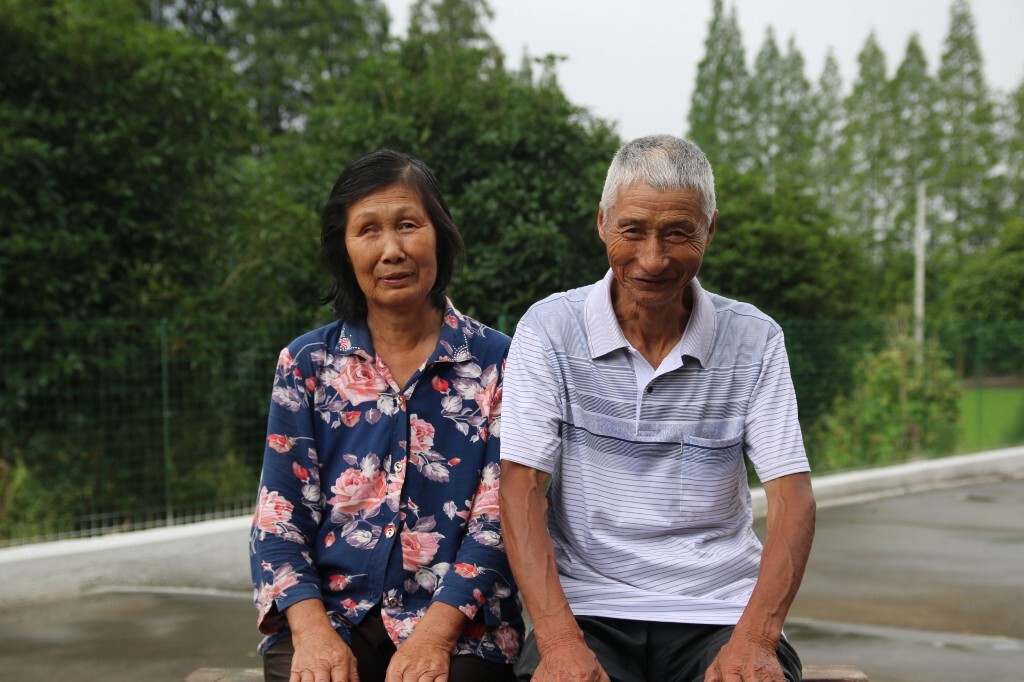 老伴:执子之手与子偕老!