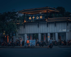 438058