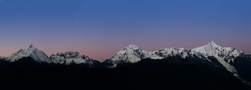 梅里清晨全景图