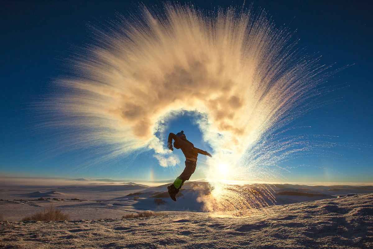 内蒙古坝上草原,在清晨阳光下,零下40多度的气温,洒水成冰,绽放出一朵