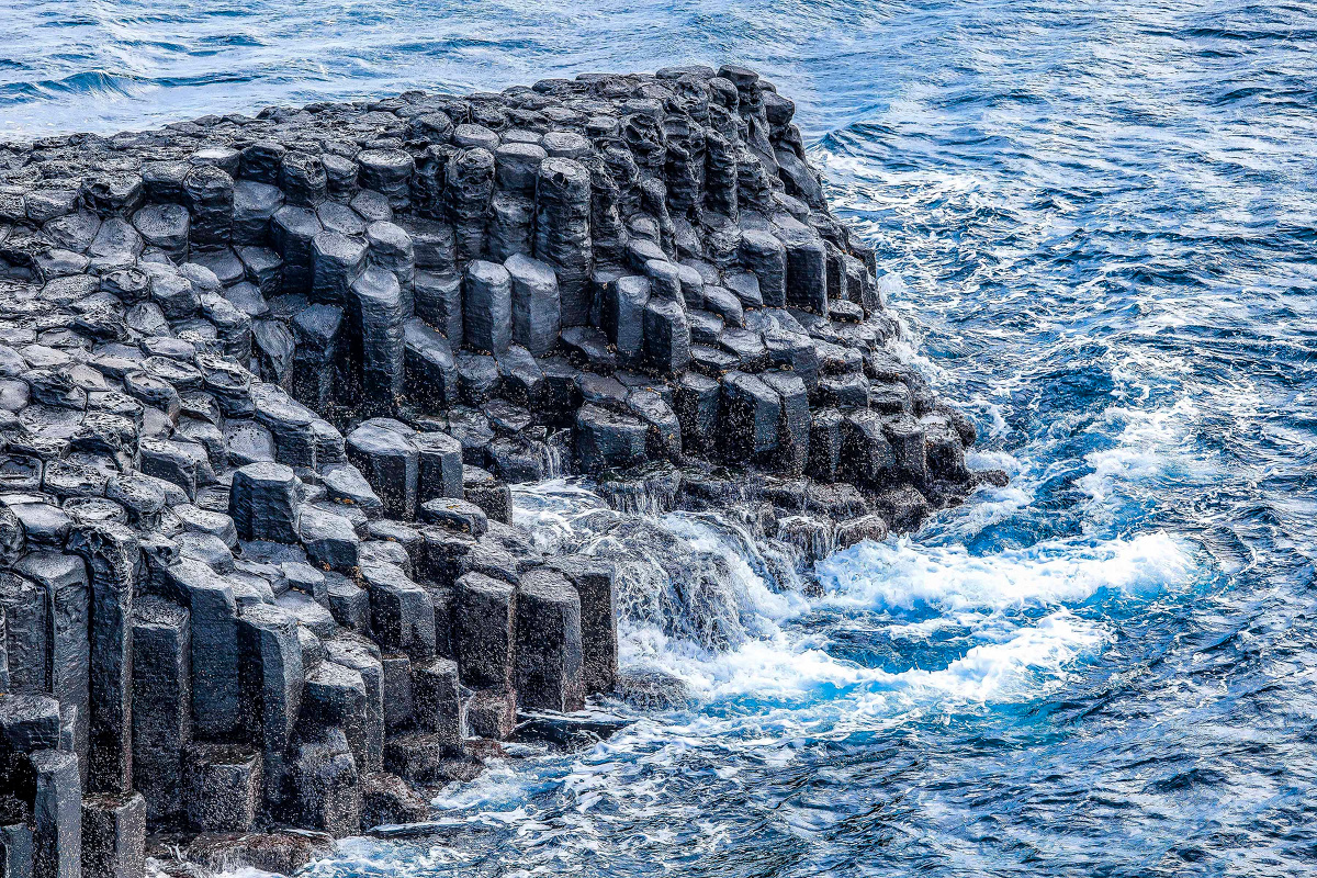 济州岛的火山岩浆,延伸入海,形成了独特的柱状节理,犹如海上长城,向