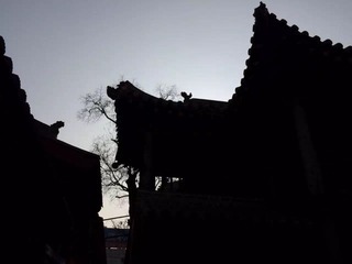 非霧非煙深處，微收殘幕，故人難聚。