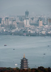 城市湖光塔影三重奏