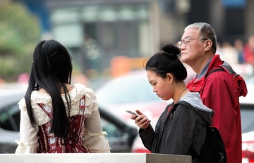公交车站上的老人与年青人