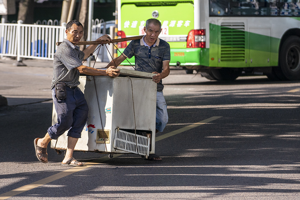 高温下的山城棒棒军