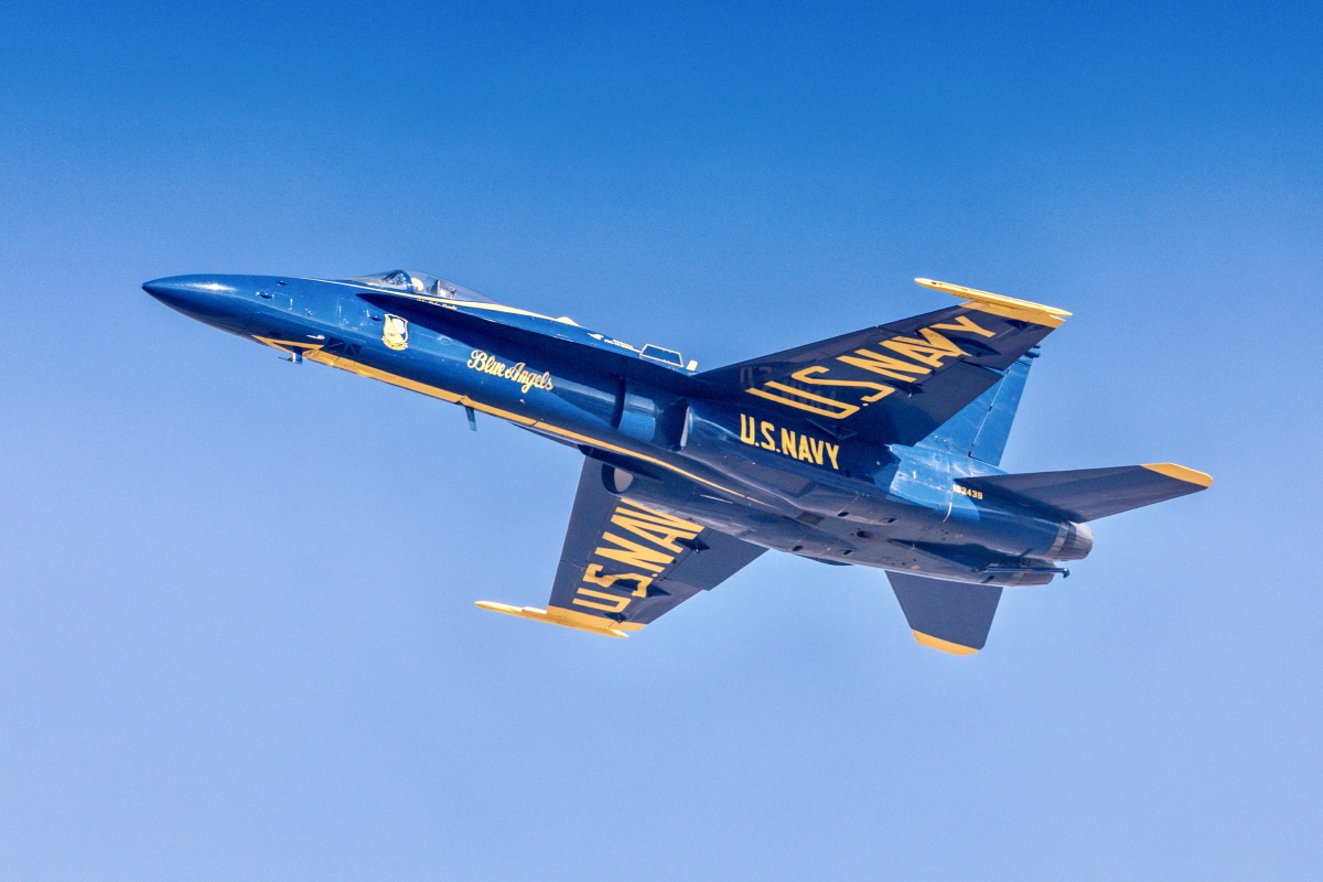 久负盛名的美国海军蓝天使飞行表演队
