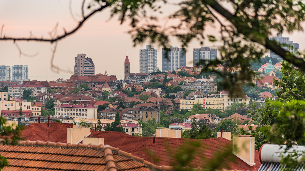 这是从小鱼山远眺天主教堂的视角,可以看到老城区的红房子,非常漂亮.