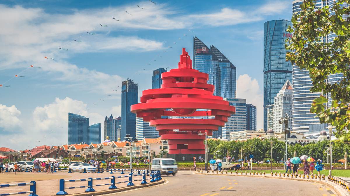 这里是青岛最著名的标志性景点,远处高大的cbd楼群已然崛起,白云飘过